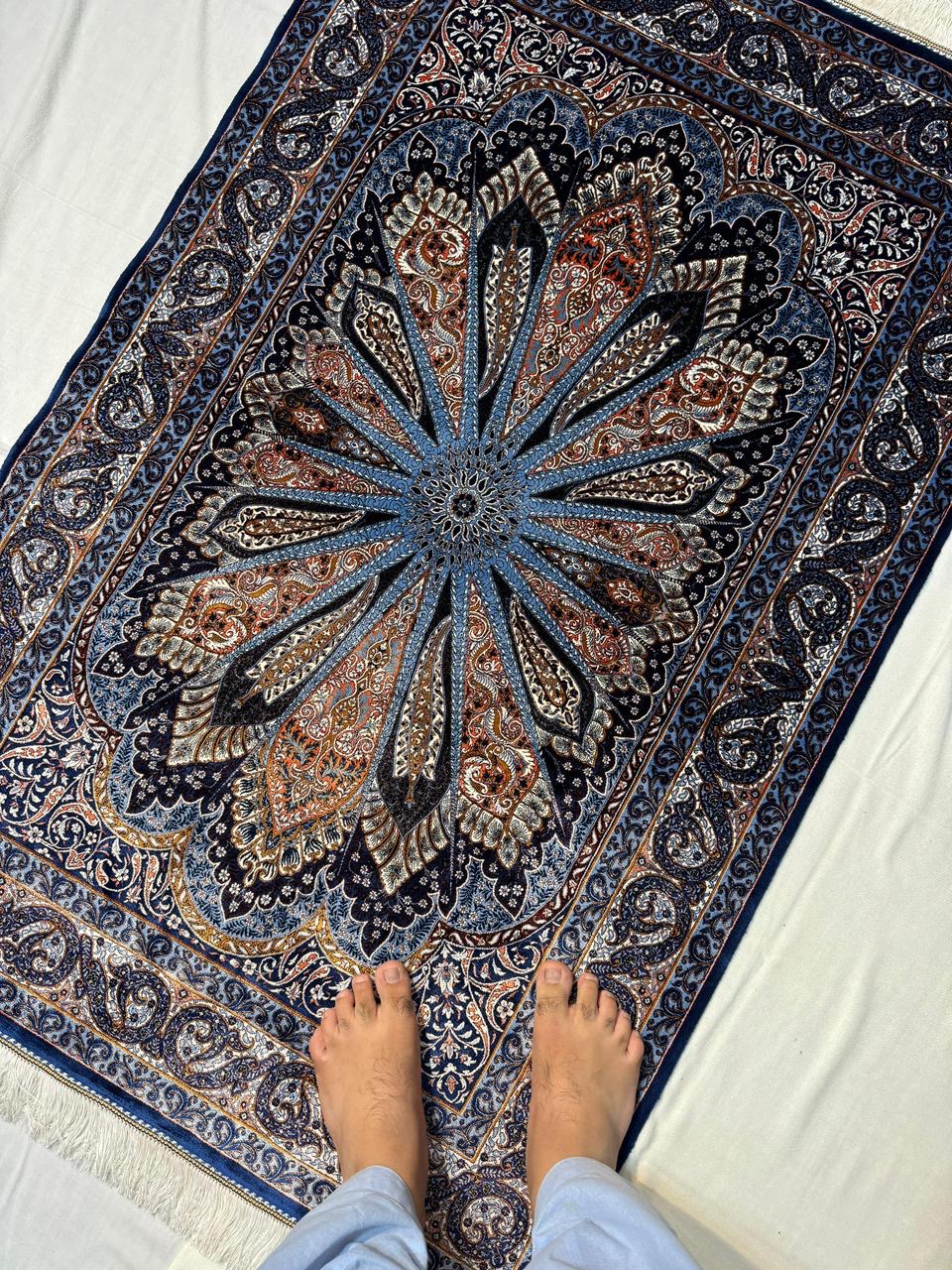 Iran made silk Carpet 100% fine silk, Dimension: 3X5 feet, Double knot with 1500 Reads. Hand and Machine, Made in Iran. - Image 4